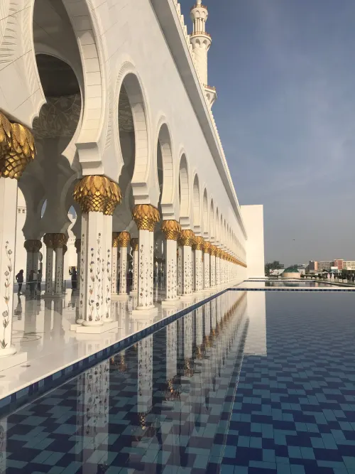 Sheikh Zayed Grand Mosque Tour From Dubai in Abu Dhabi — RAH Tourism photo 6 of 7